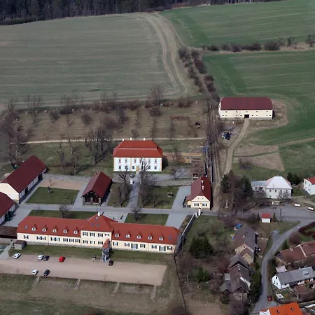 Zámeček 3* Ostrov (Central Bohemian)