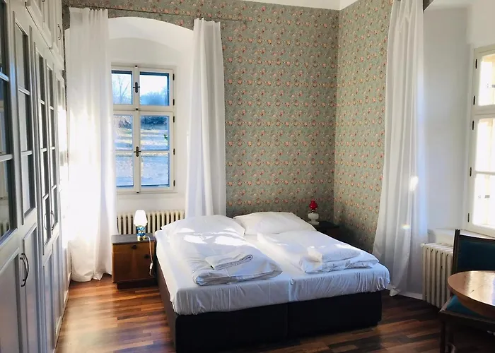 Zámeček Ostrov (Central Bohemian)